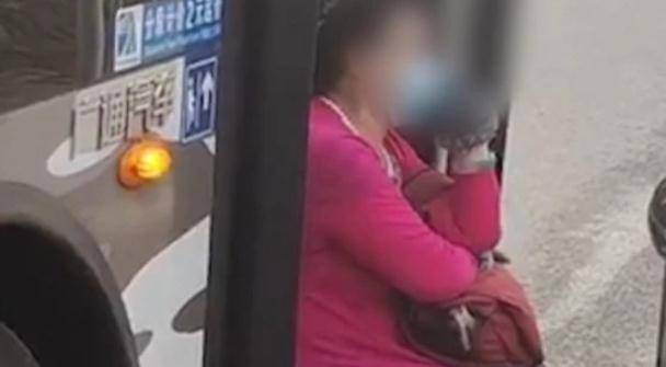 梦境迷离，解析梦见坐车嫁到另一家门口有黄色屎的深层含义