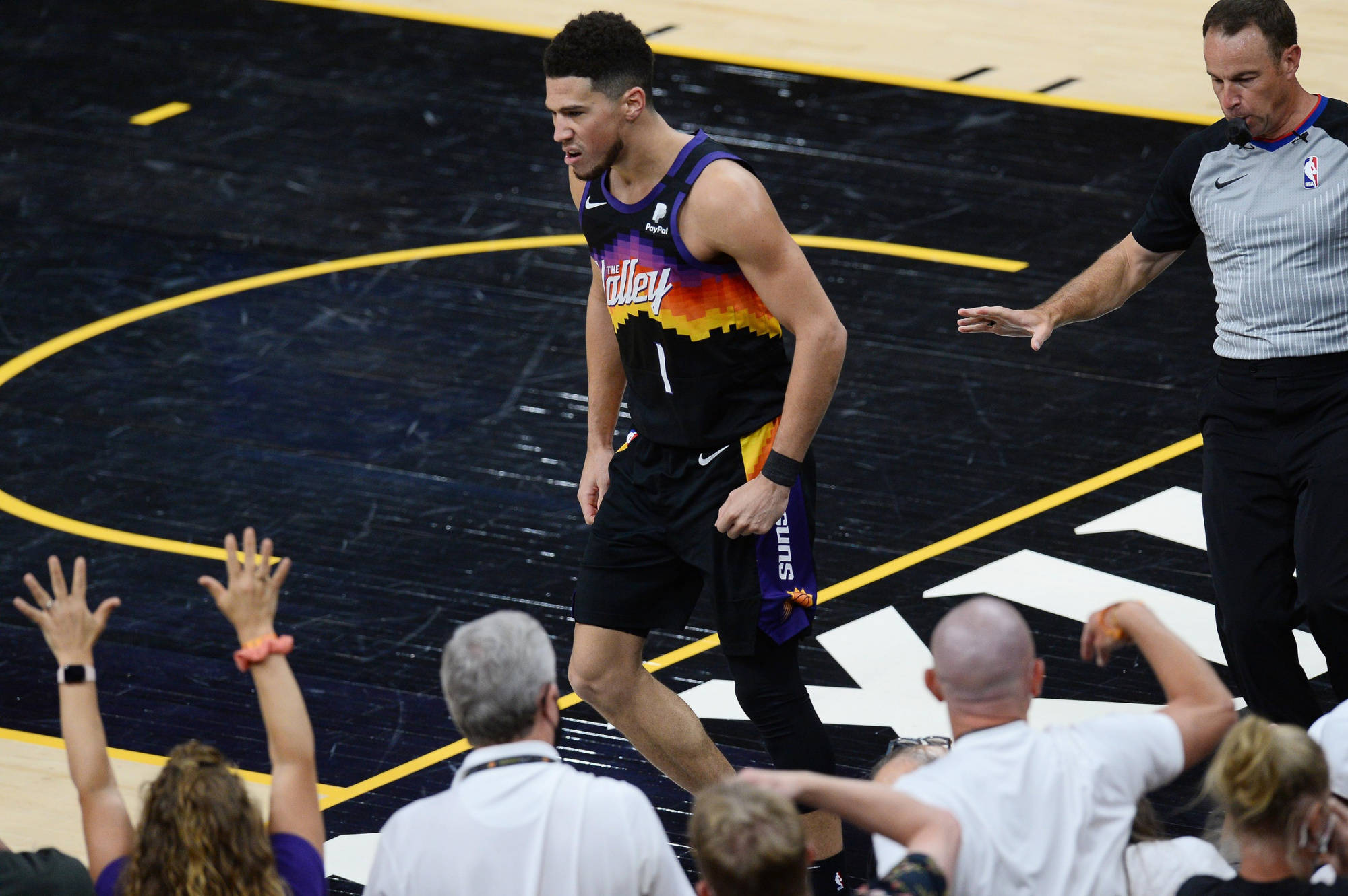 打法太独?布克总决赛末节出场39分钟:砍29分却0助,自信进抢七