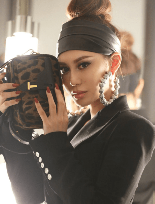 原创林心儿继续庆生西瓜红连衣裙甜美不失淑女曾惊艳巴黎名媛舞会