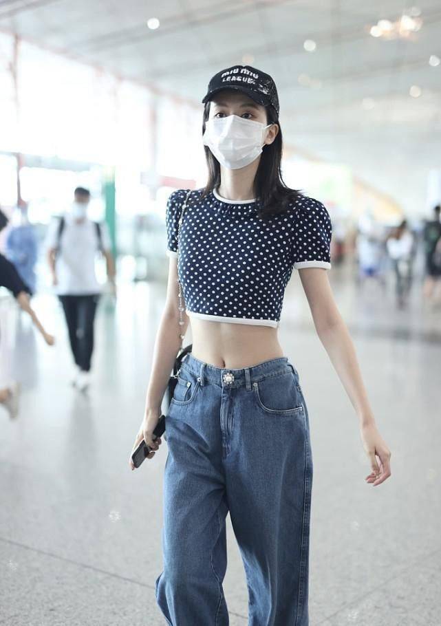 整体|乔欣腰细的有点不真实，“蚂蚁腰”穿超短上衣，牛仔裤松垮靠胯撑