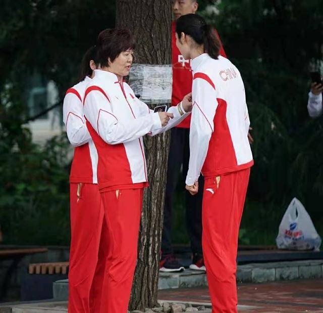 東京|女排出征東京！郎平新發(fā)型亮相，朱婷走路帶風(fēng)，二人很溫馨