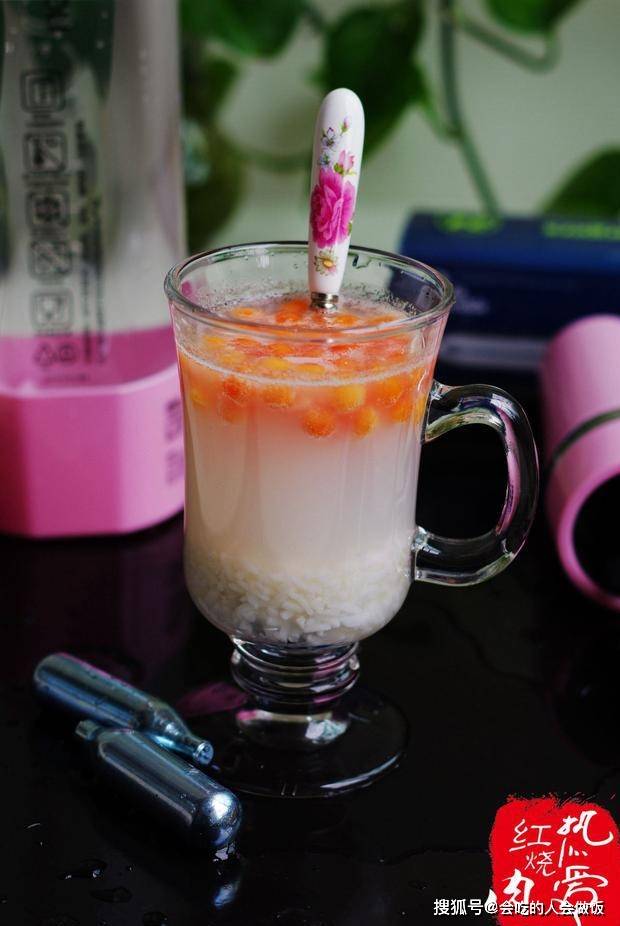 我这人特别爱吃醪糟,但是直接吃真是太甜了,所以每次都要兑一些凉白开