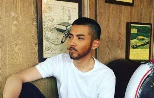 头发|吴亦凡潮流穿搭也难掩一脸憔悴，被都美竹毁了！