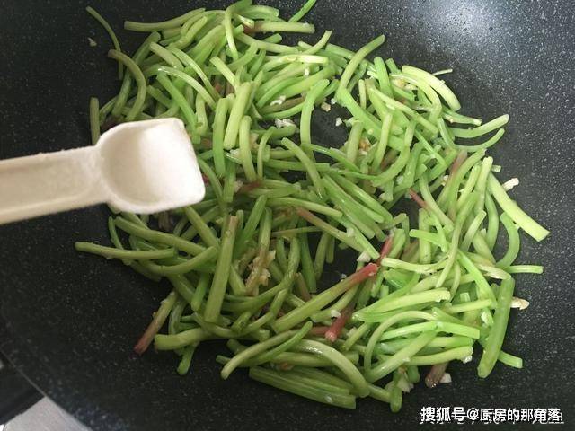 原創這菜杆子扔了太可惜了,去皮炒一炒,清爽噴香很下飯,老少搶著吃