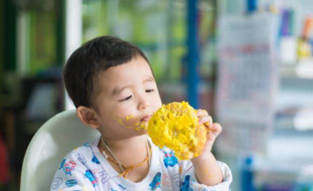 家长|孩子胃里发现一团“脏物”，父母眼中“好”零食，制作环境脏乱差
