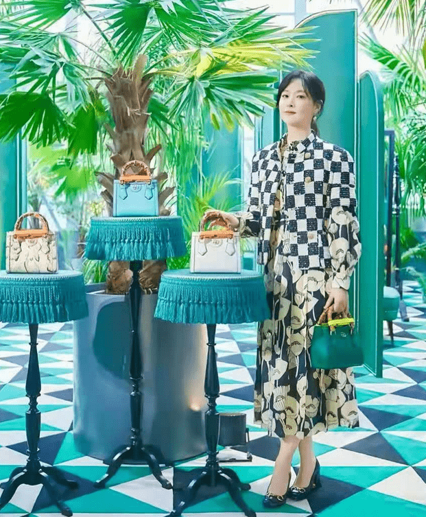 配饰|李英爱才是真不老女神！穿格纹配印花，一身花哨打扮也穿出高级感