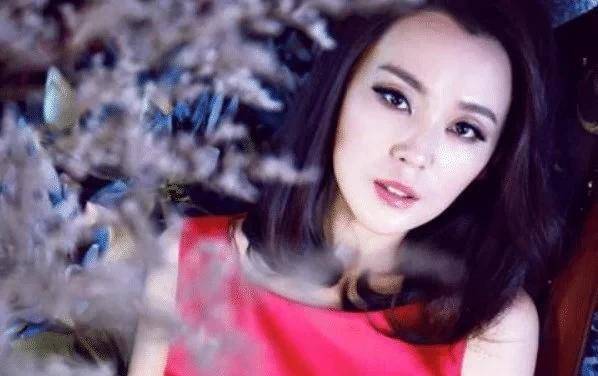 一面|她是一个认真的演员，也是一个精致优雅的女人，深受观众的喜爱