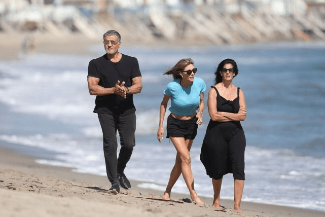 设计|史泰龙妻子拯救了家庭基因，三个女儿身材高挑颜值高，清纯感十足