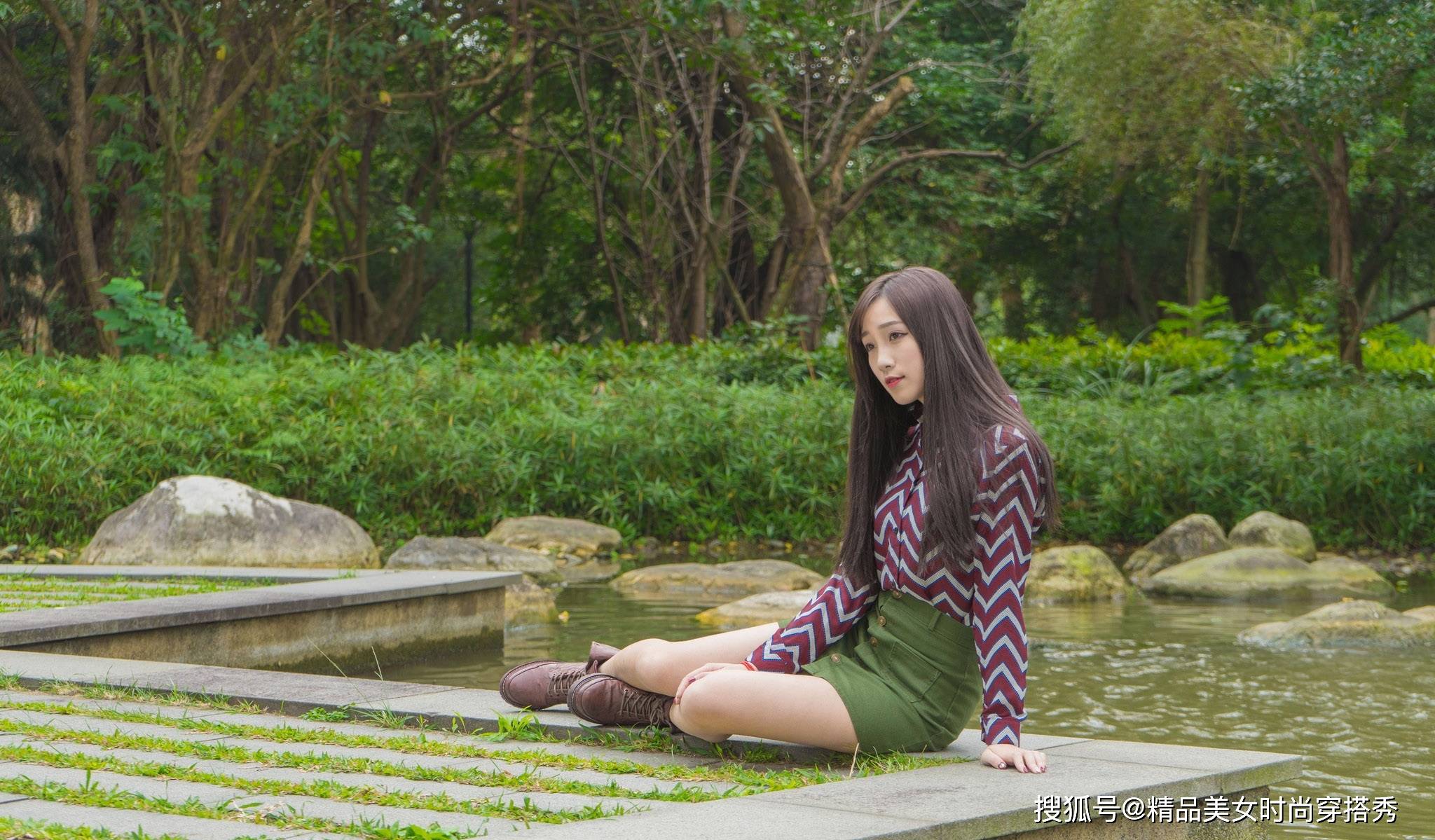 短裙|W条纹衬衫下搭一条军绿色短裙，整套搭配OL知性范儿十足。