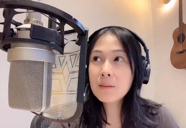 刘若英|刘若英高调为河南加油打call,穿T恤唱歌助威,素颜婴儿肌没毛孔