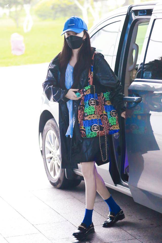 姐妹|金星和老公同框，一身穿搭时尚优雅，大大的帽子挂蝴蝶结太抢镜