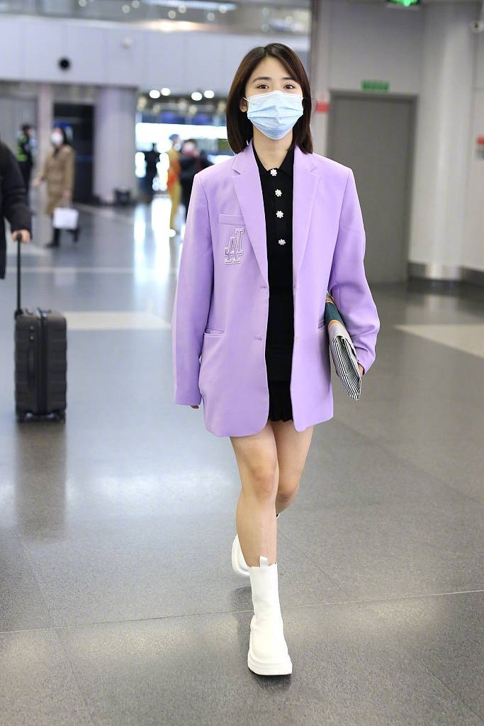 身材|钟丽缇厉害，和两个女儿出门还穿得这么少女，紧身裤配卫衣好时髦