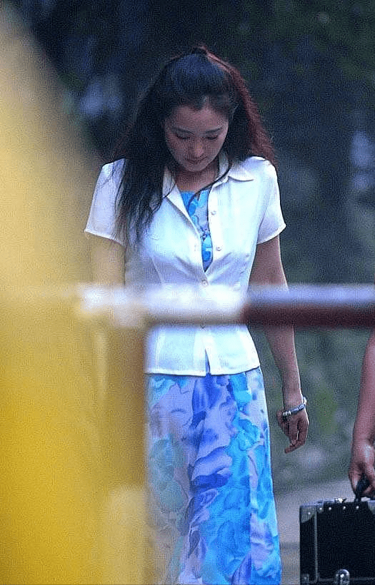 下装|年轻时的巩俐才叫“清秀”，蓝色连衣裙配白衬衫，放在现在也时髦