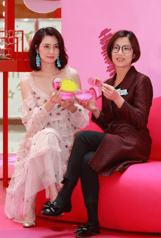 小姑娘|洪欣半百的年纪不服老，穿薄纱仙女裙像小姑娘，一点儿不输00后