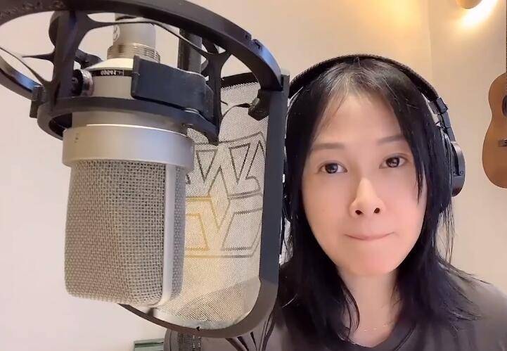 刘若英|刘若英高调为河南加油打call,穿T恤唱歌助威,素颜婴儿肌没毛孔
