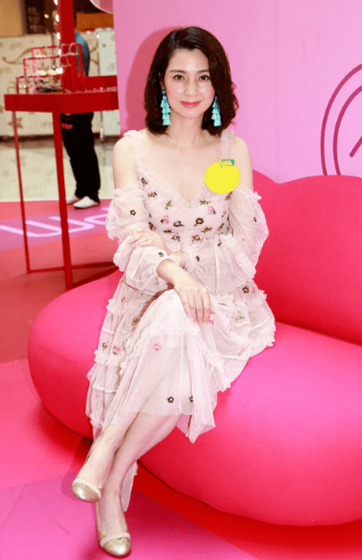 小姑娘|洪欣半百的年纪不服老，穿薄纱仙女裙像小姑娘，一点儿不输00后