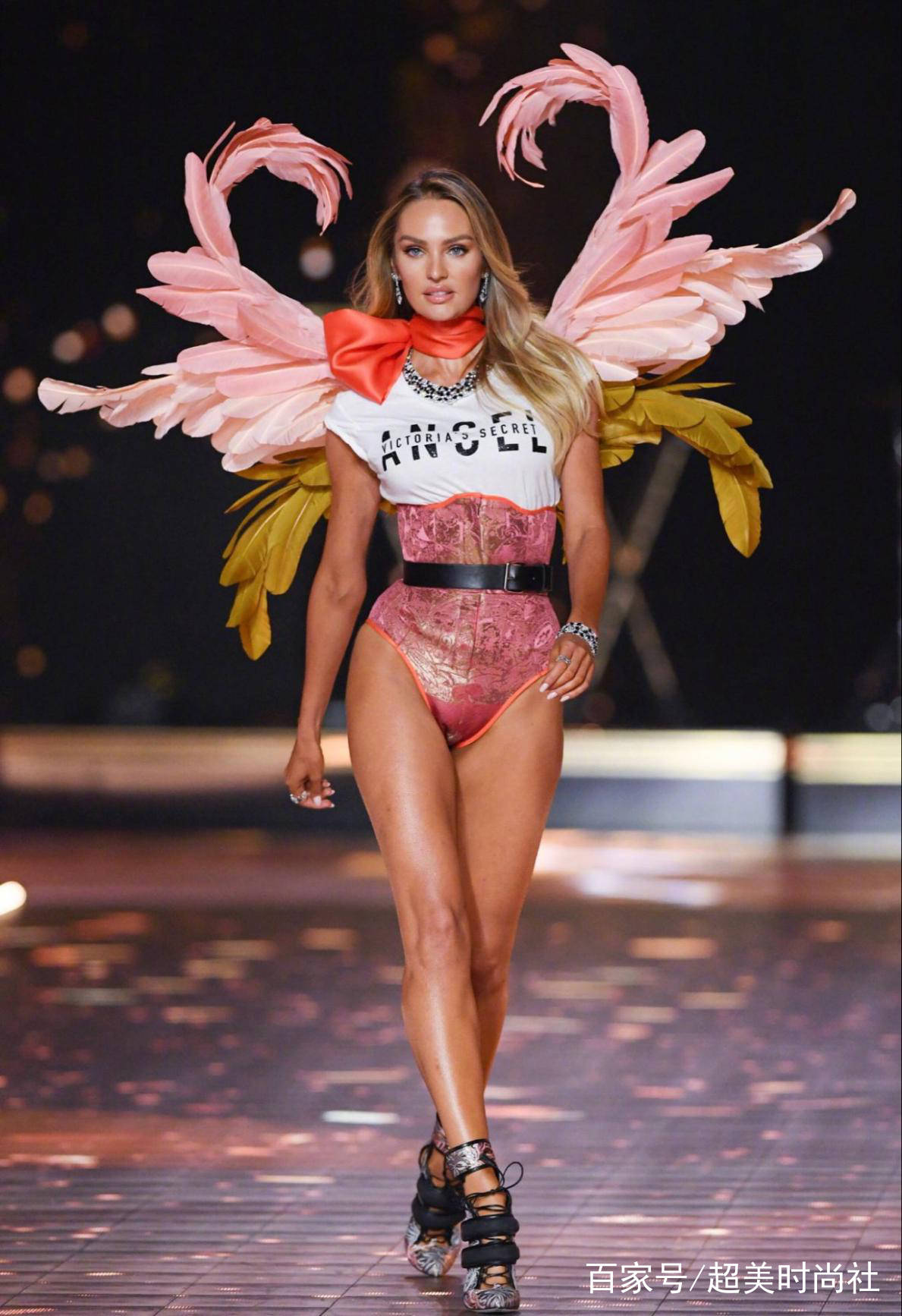 看点|黑色“个性袋”翅膀?如果没有她们,2018维密大秀可能没什么看头