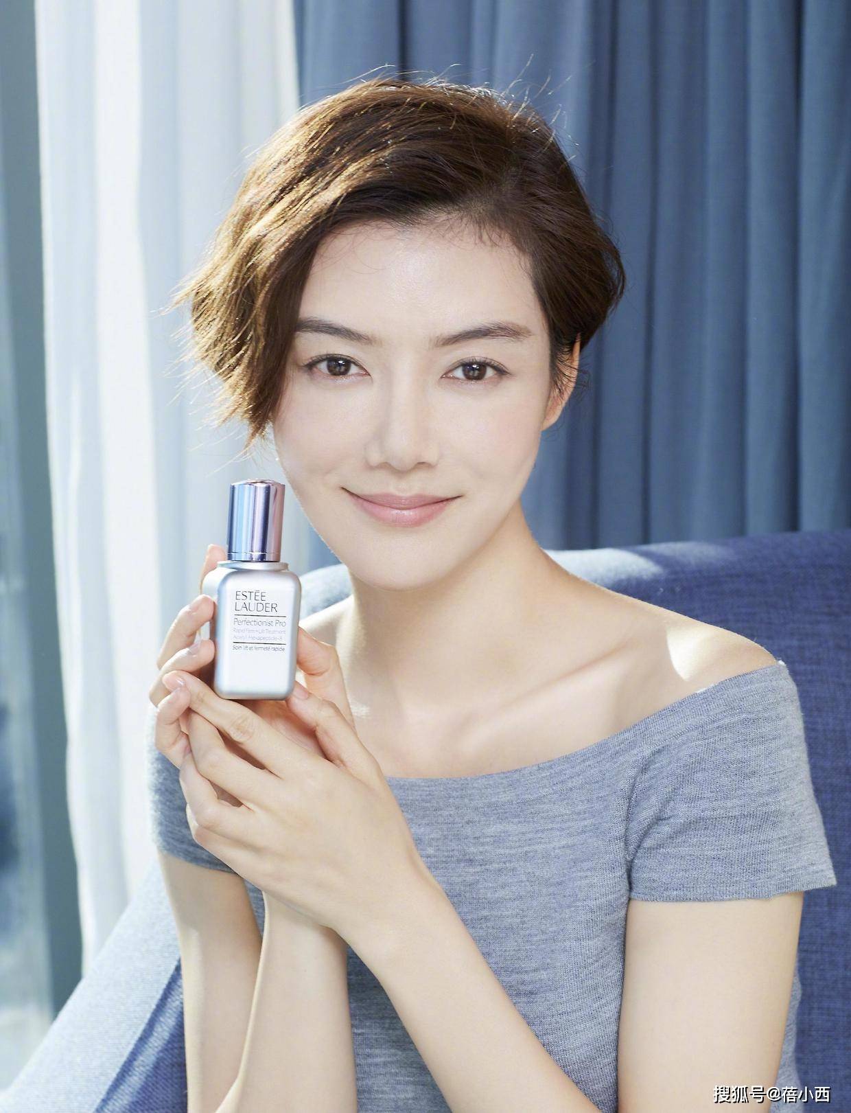 人群|车晓的气质从来都不输，穿裸色系晚礼服亮相，人群之中美得耀眼