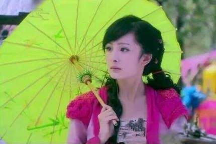 样子|女星古装撑伞造型绝了!赵丽颖风格百变、杨紫清冷,热巴让人心疼!
