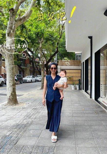 朱丹|朱丹罕见晒二胎儿子，单手抱7个月儿子臂力足，身材圆润依旧自信