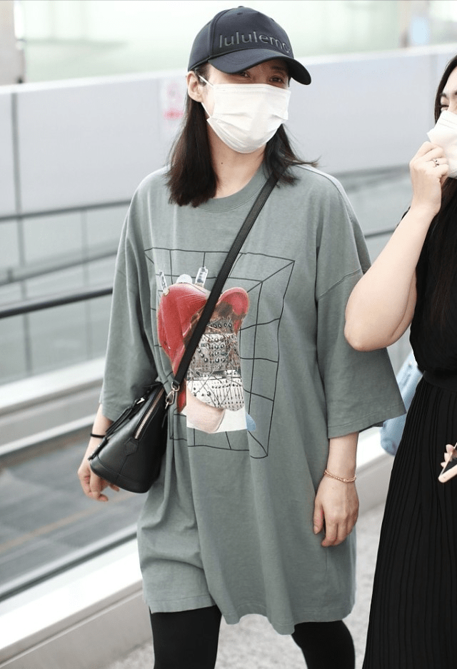 蒋勤勤|蒋勤勤穿“宅女T恤”挺时髦，紧腿裤暴露腿型，生俩娃真不一样了