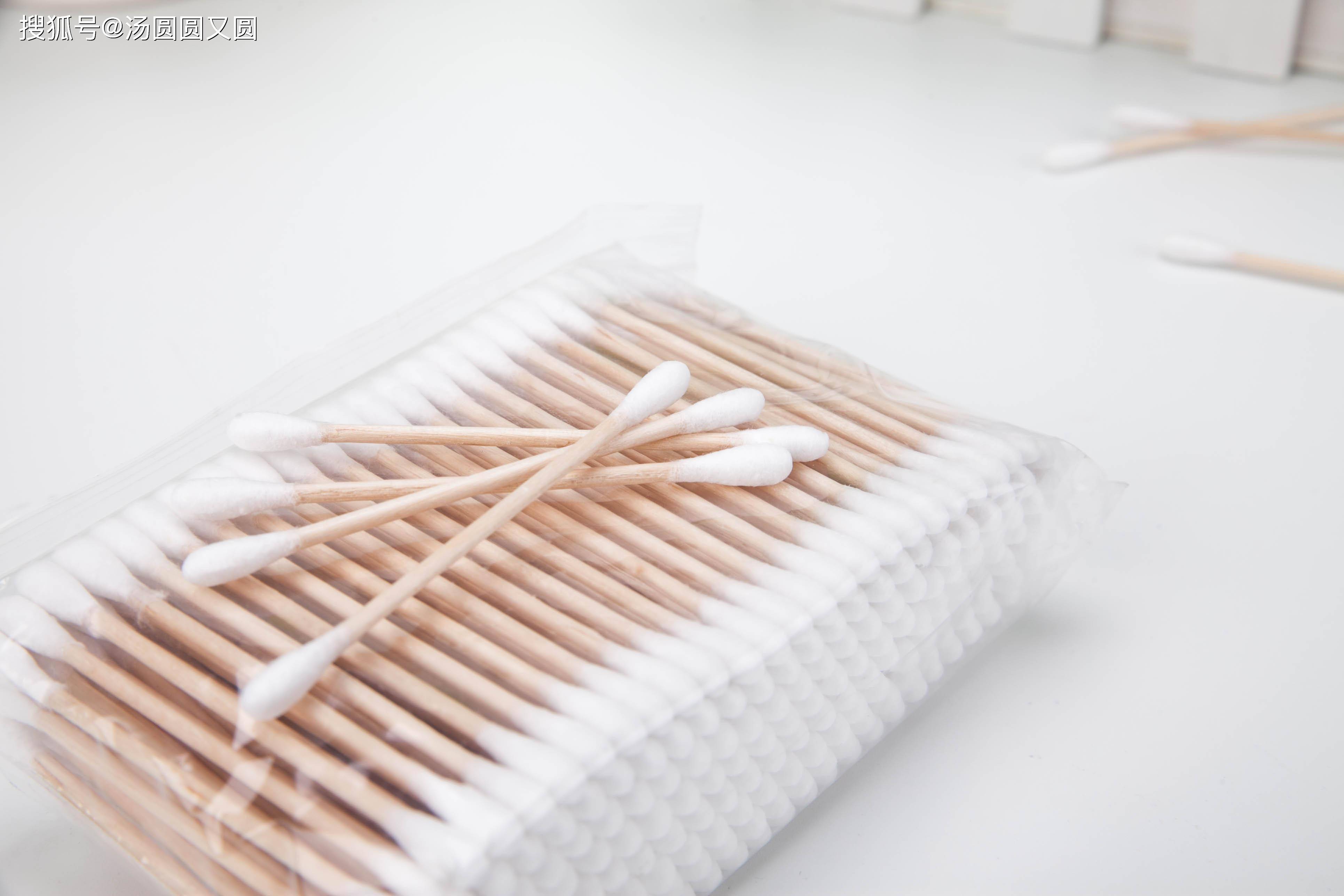 清理干净。之后，再用棉签和碘伏对其进行简单的消毒，以免存留有细菌。