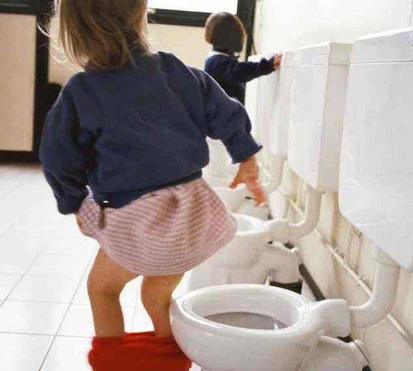 孩子上幼儿园放学回家,第一件事就是拉大便,为啥会有这种现象?