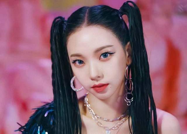 在李秀满交接公司之后,sm公司的确是每况愈下,有时候还需要和艺人合作