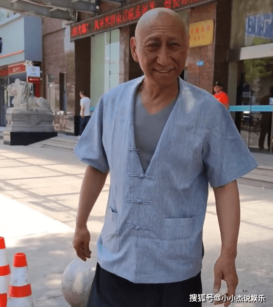 原创63岁张春仲独自走在横店街头步履蹒跚老态明显看他剧长大的