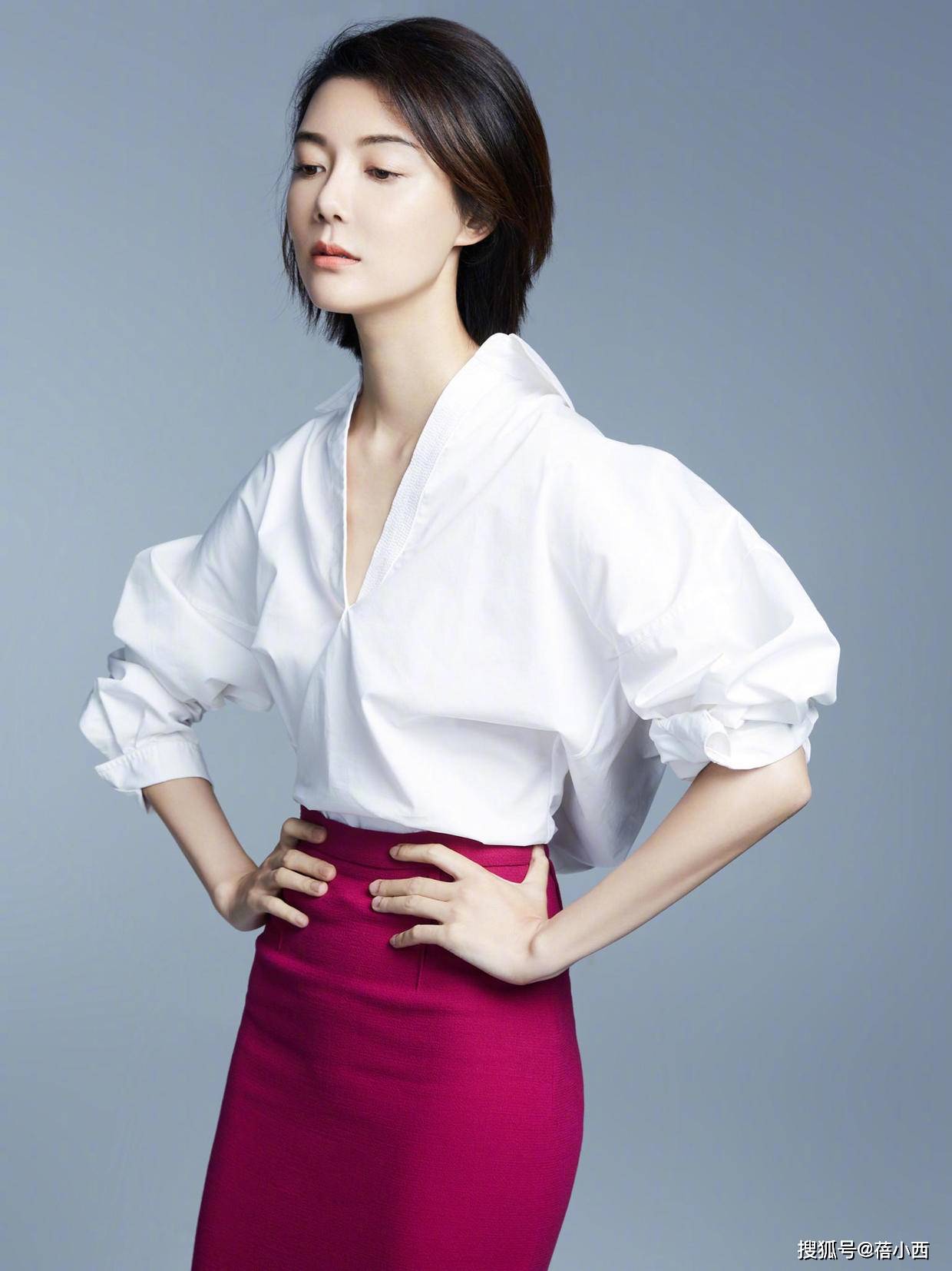 人群|车晓的气质从来都不输，穿裸色系晚礼服亮相，人群之中美得耀眼