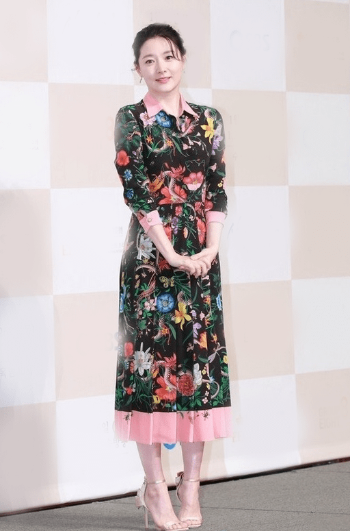 配饰|李英爱才是真不老女神！穿格纹配印花，一身花哨打扮也穿出高级感