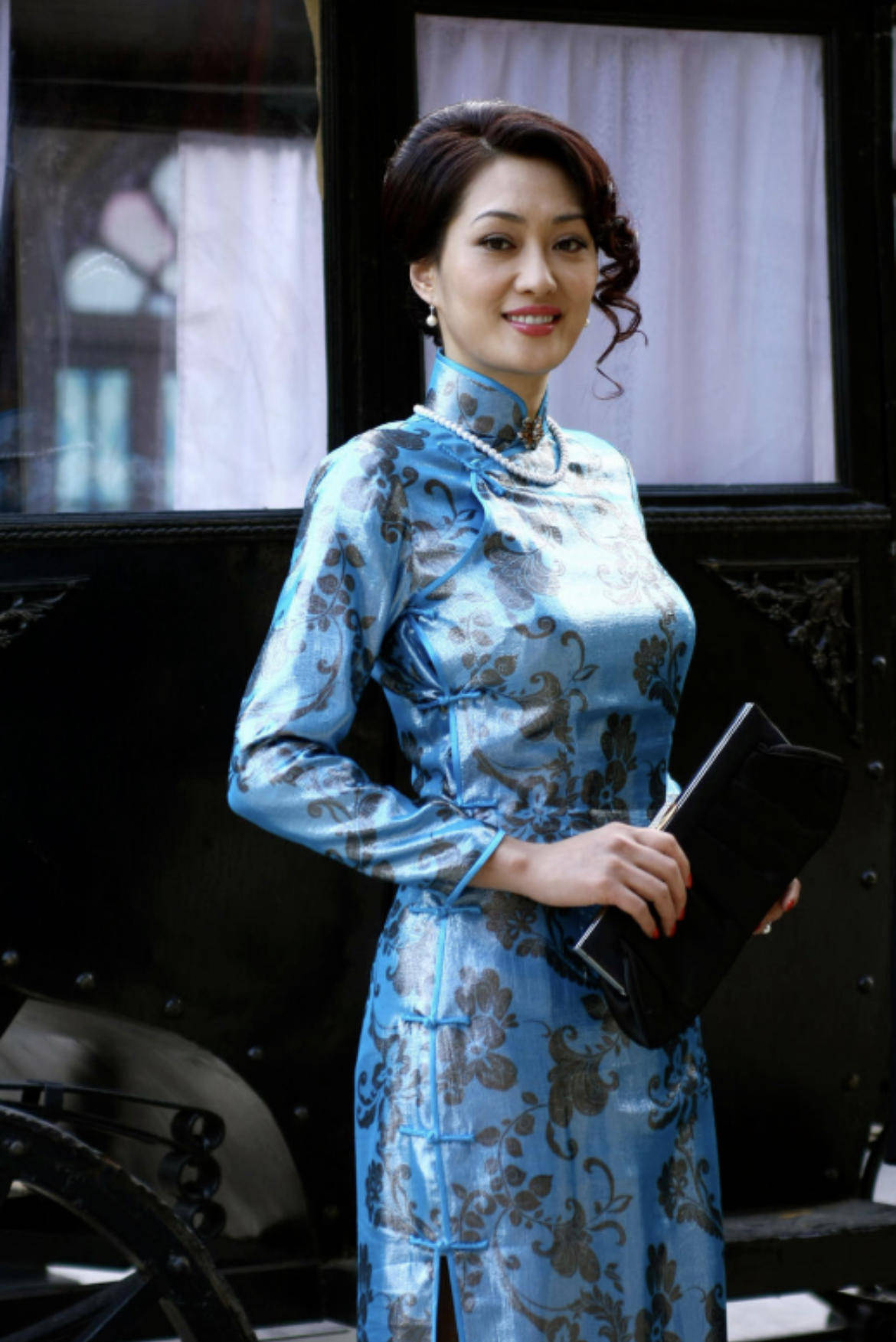 原创53岁的孟广美气质出众,穿一袭白色无袖曳地长裙亮相,尽显好身材