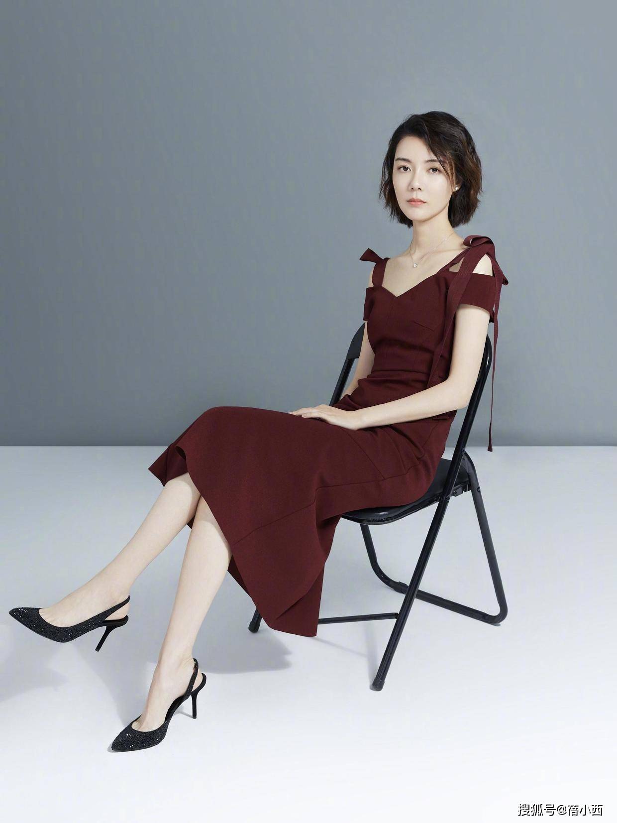 人群|车晓的气质从来都不输，穿裸色系晚礼服亮相，人群之中美得耀眼