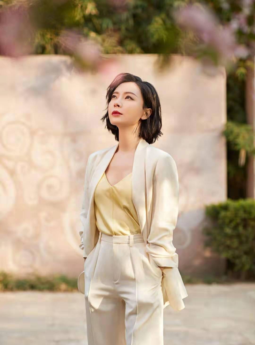 西装|40+的女人要学会提升衣品，看看陈数的穿搭，才知道什么叫高级