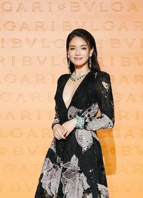 黑色|舒淇这身材不做超模真可惜，穿3D羽毛裙拍杂志，摩登又高级感十足？