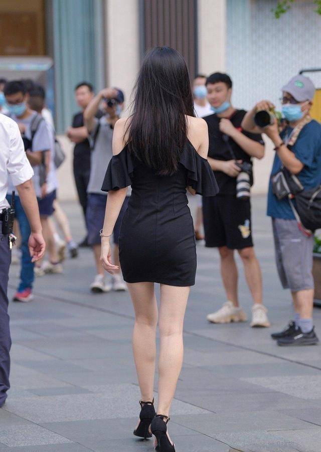 黑色|雷吉斯懒懒散散地出门迅速穿上衣服，展现出漂亮大方的美丽