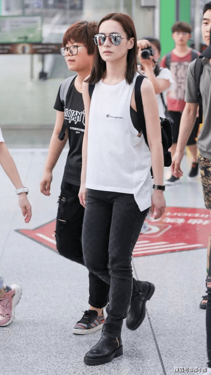 钟欣潼|阿娇钟欣潼是放弃了身材管理吗?一身宽松穿搭真遮肉,还挺时髦