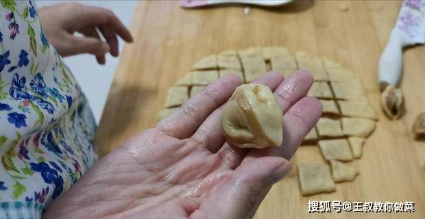 面团|90后宝妈太有才了，2个鸡蛋，一碗面粉，秘制香酥小零食，看馋了