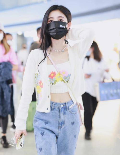 黑色|鞠婧祎挑战儿童背心,没修图下的真实腰围,终于信她只有76斤了!