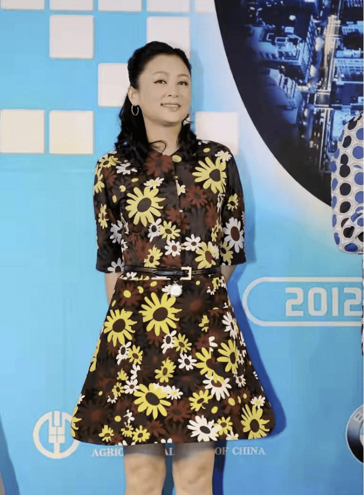 亮点|陈红真是“阿姨辈顶流”，穿黑色上衣配半裙优雅大方，端庄稳重