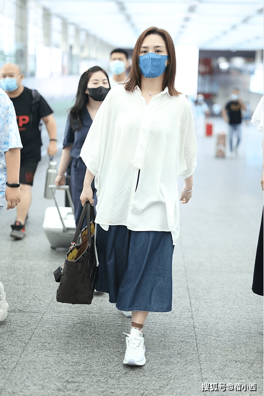 钟欣潼|阿娇钟欣潼是放弃了身材管理吗？一身宽松穿搭真遮肉，还挺时髦