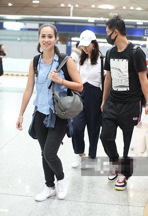 韩庚|卢靖姗和混血妹妹走机场,姐妹花傻傻分不清,妹妹比姐姐还好看