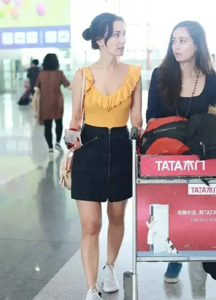 韩庚|卢靖姗和混血妹妹走机场,姐妹花傻傻分不清,妹妹比姐姐还好看