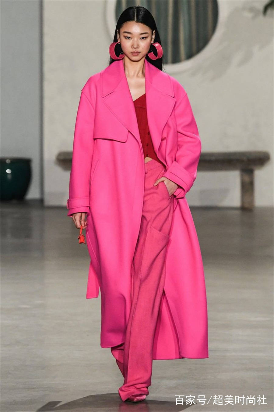 品牌|盘点时装周“奇葩”单品，手指大的mini包能装什么？网友：装可爱