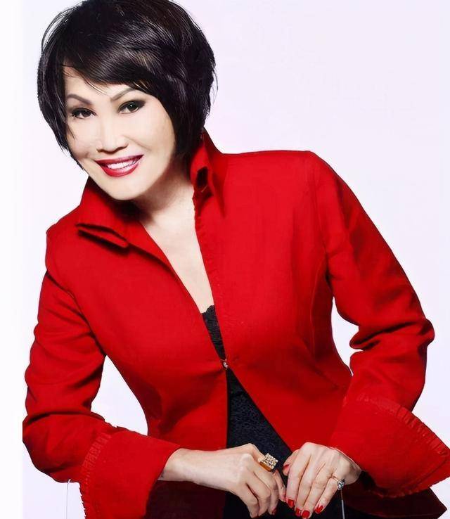化妆品|靳羽西：春晚前排一坐就是20年，背后的荣誉和成就无数