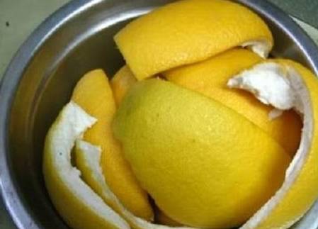 柚子吃完柚子皮别再扔掉 用来煮水 可以解决很多人的困扰 水果