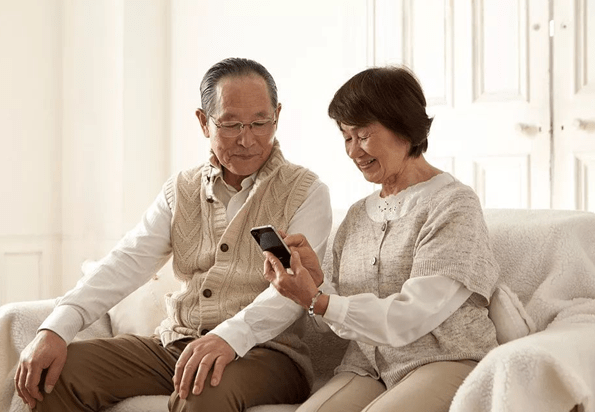 超10万老人每天熬夜玩手机!用的都是"这类"手机,网友:太危险