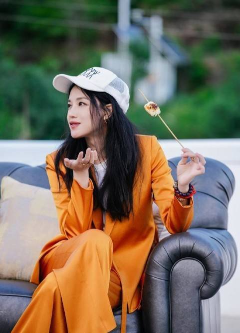 黑色|舒淇这身材不做超模真可惜,穿3D羽毛裙拍杂志,摩登又高级感十足?