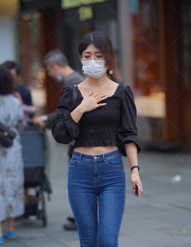 身材|黑色低领长袖搭配蓝色高腰打底裤，显身材显气质，搭配很好