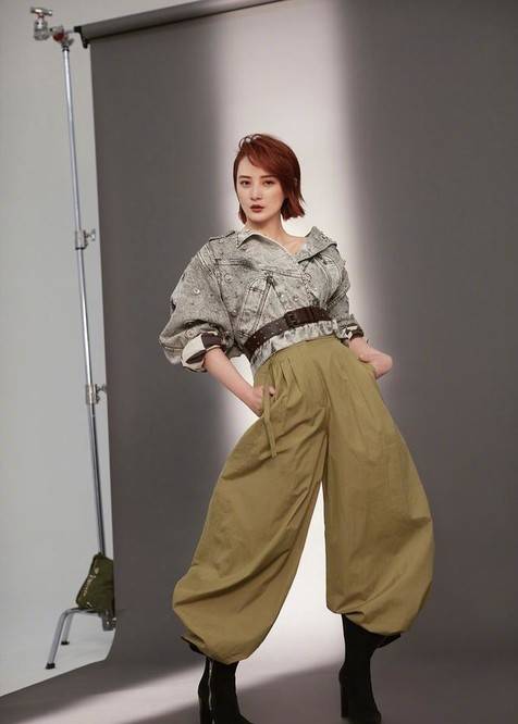 整体|44岁蒋勤勤真的嫩，穿衬衫配裙子洋气减龄，完全没有皱纹太冻龄？